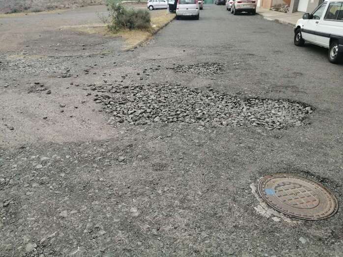 Las calles de Lomo Bristol están salpicadas de enormes baches (Foto TA)